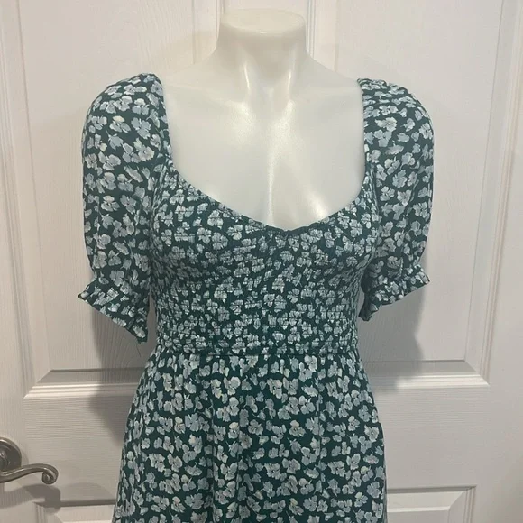 Abercrombie & Fitch green floral short sleeve smocked midi dress Medium